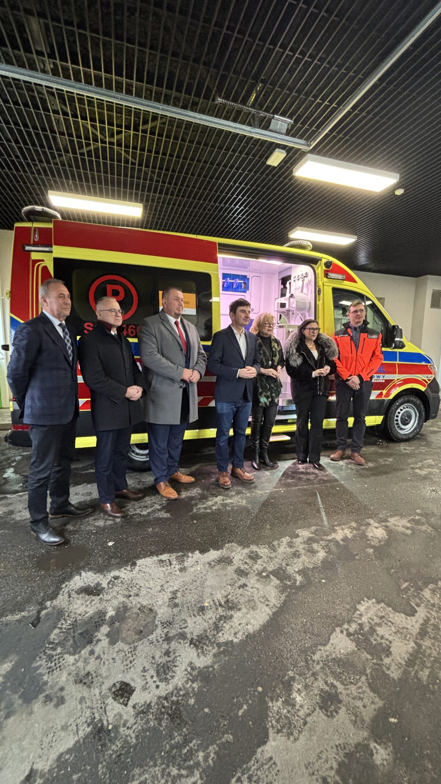 Uroczyste przekazanie ambulansu